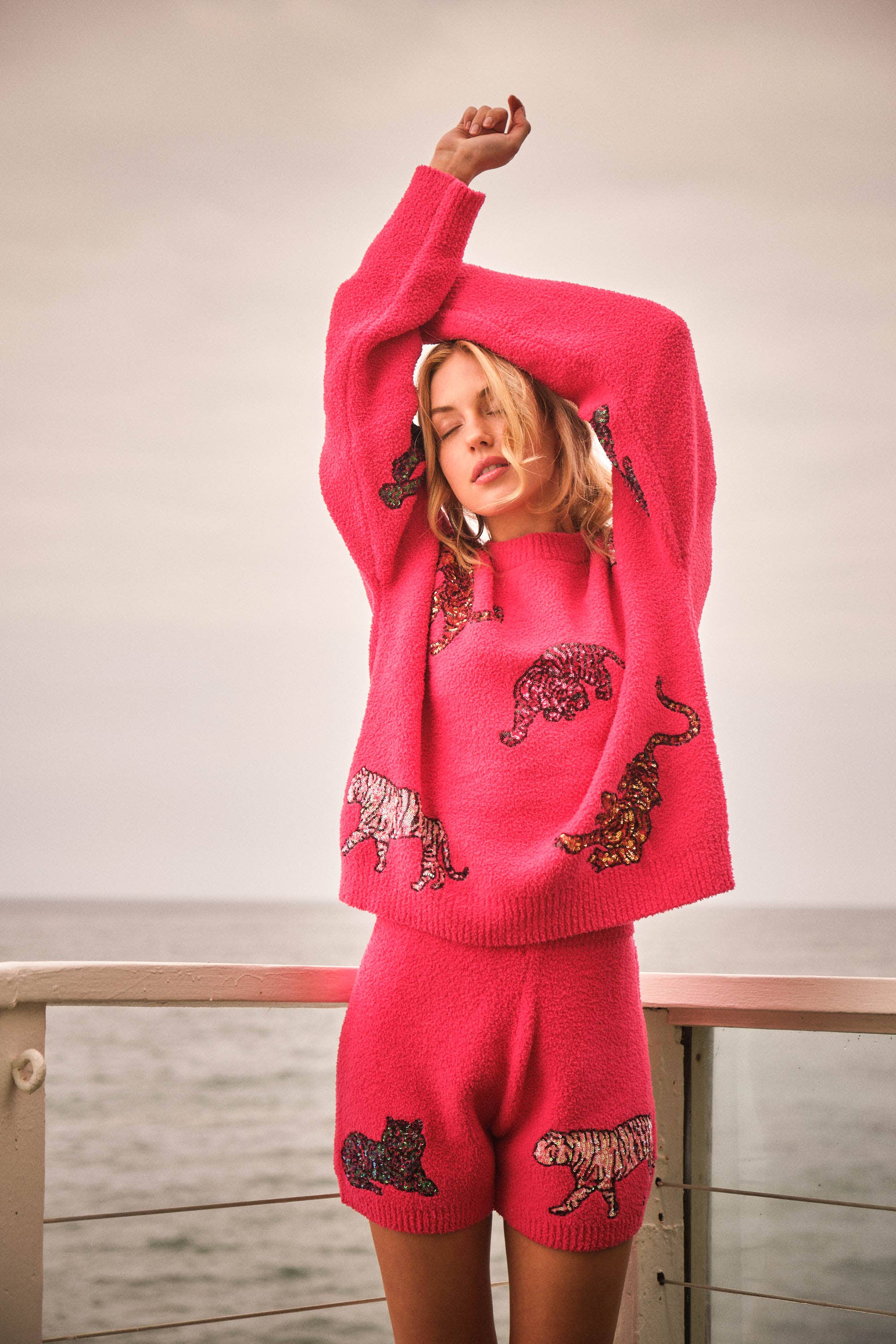 Blue B - Venta al por mayor Conjunto de ropa cómoda - Mujer - Conjunto cómodo de suéter y shorts adornados con secuencias de tigres multicolores2