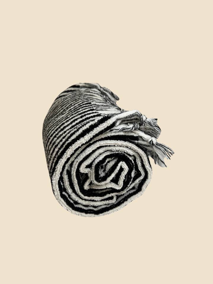 Serviette de bain Wipeout à rayures noires et naturelles pour la vente par One Stone Goods