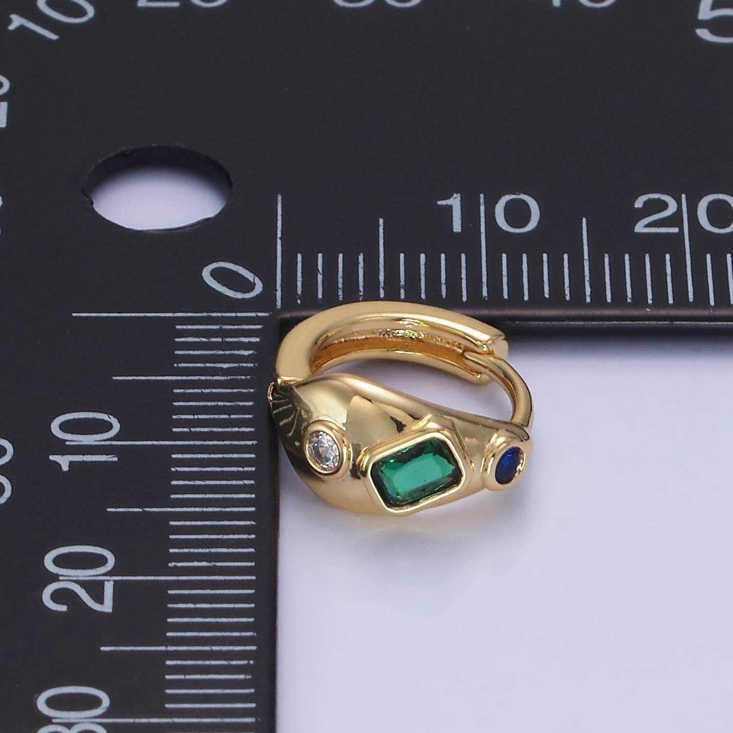 Aim Eternal - Wholesale Huggie oorbellen - 14-karaats goudgevulde CZ veelkleurige abstracte gesmolten huggie-oorring3