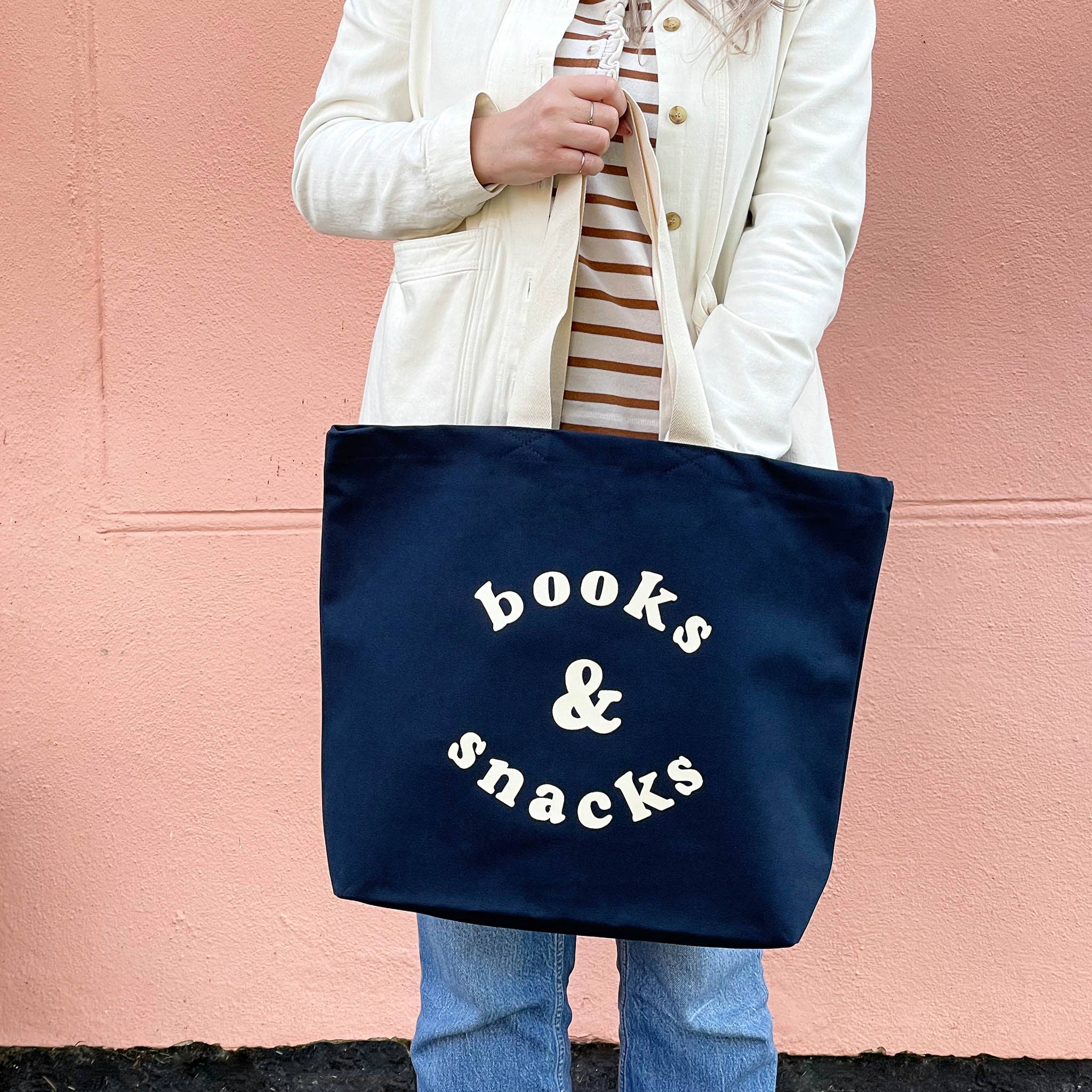 Alphabet Bags - Vente Tote bag – unisexe - Sac fourre-tout en toile bleu nuit « Books & Snacks »3