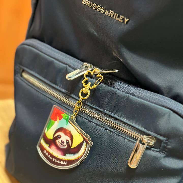 Porte-clés en acrylique Sloth Coconut avec porte-clés en forme de fleur dorée pour la vente par Jenuine Heartfelt Design