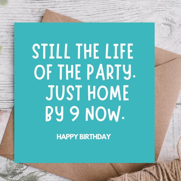 La vie de fête se termine à 21h – Carte d'anniversaire amusante pour la vente par Highgrove Cards