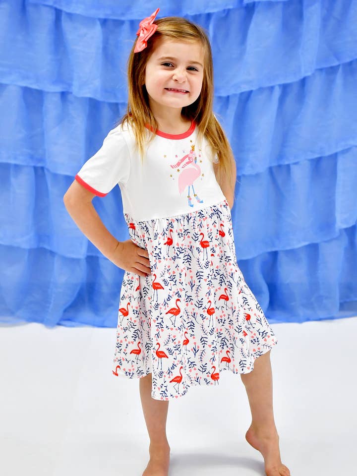 Weihnachts-Flamingo Kurzarm-Milchseidenkleid für den Großhandel von Great Lakes Kids Apparel