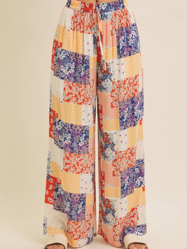 CALÇAS LARGAS DE PATCHWORK FLORAL EM GAZE DE RAYON SUAVE COM BOLSO por atacado de in february
