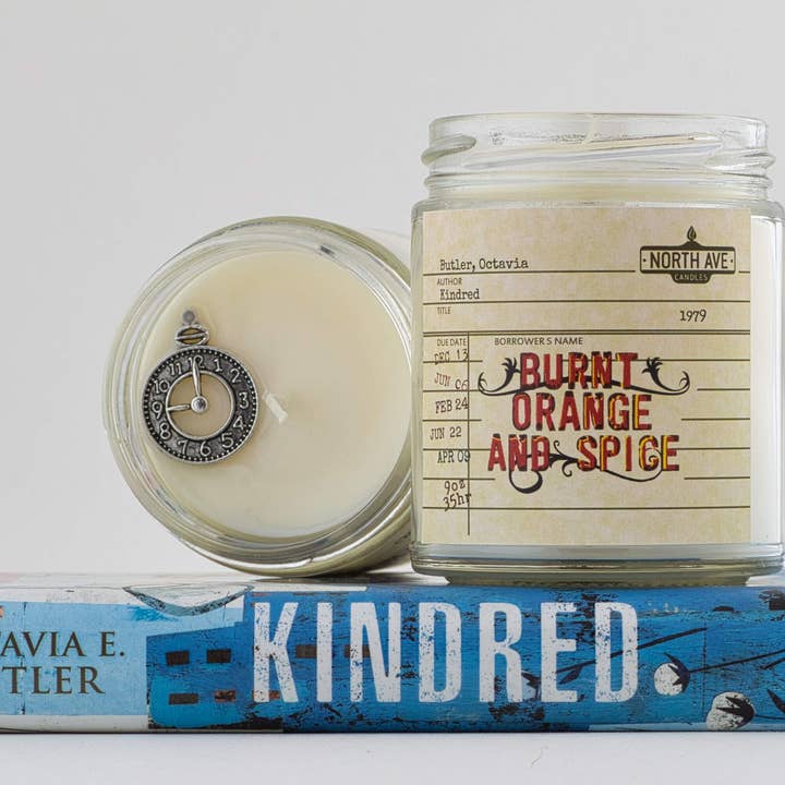 North Ave Candles - Vente Bougie en bocal - Bougie de livre, Kindred, cadeau de librairie, Octavia Butler1