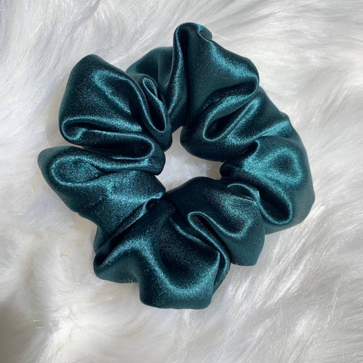 Smaragd Satin Luxe Scrunchie for engroshandel hos Sage Babe Shop