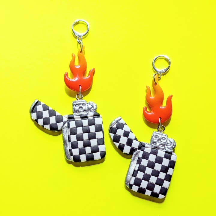 Boucles d'oreilles punk briquet damier argent huggies pour la vente par Luxe Trauma