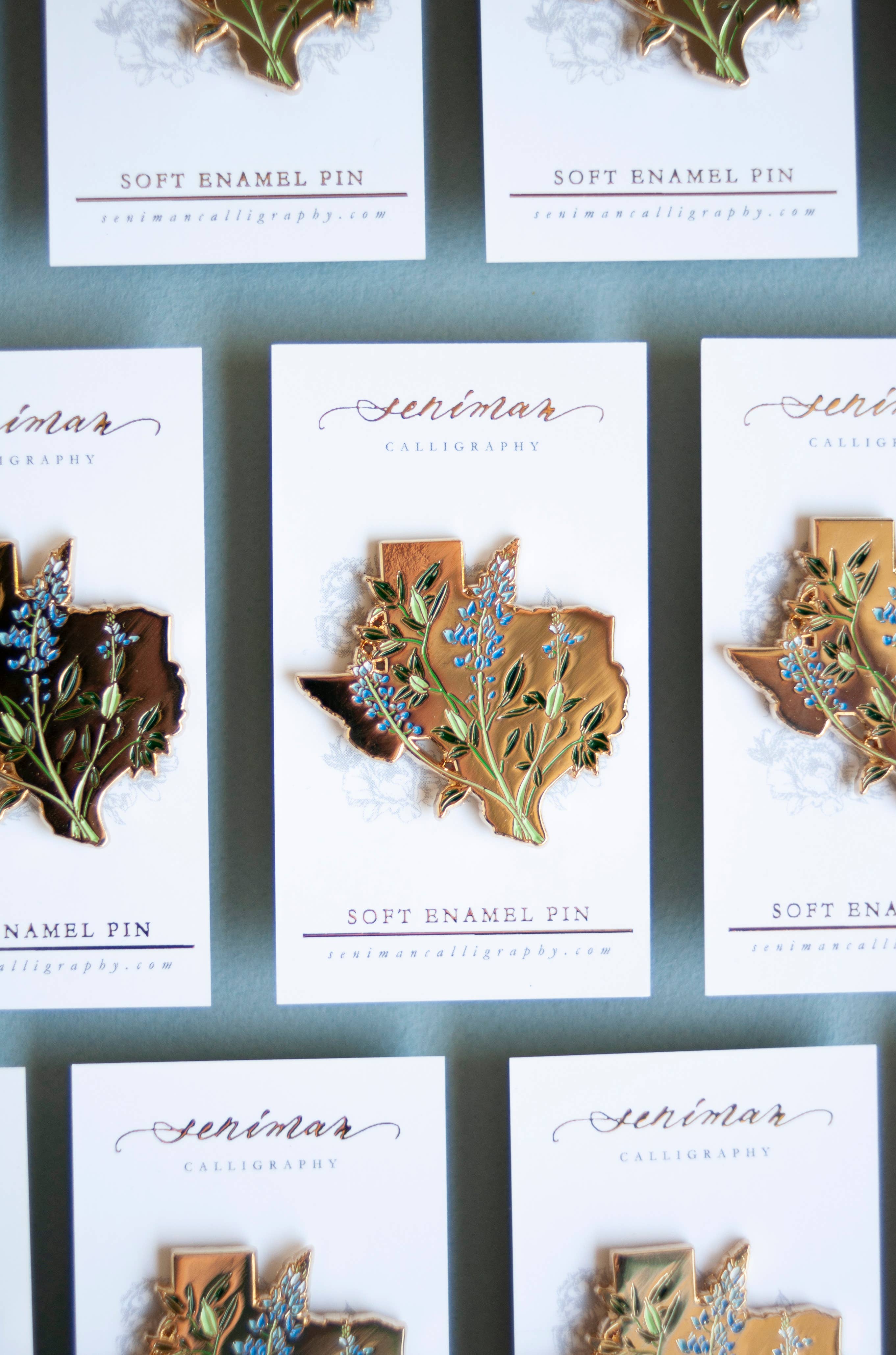 Seniman Calligraphy - Wholesale Lapel Pin/Button - Texas Bluebonnet Gold Enamel Pin4
