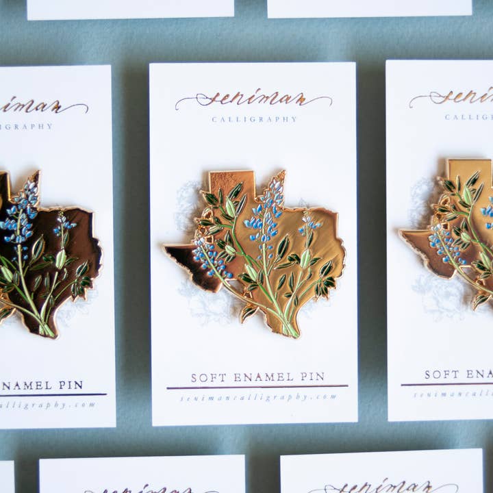 Seniman Calligraphy - Wholesale Lapel Pin/Button - Texas Bluebonnet Gold Enamel Pin4