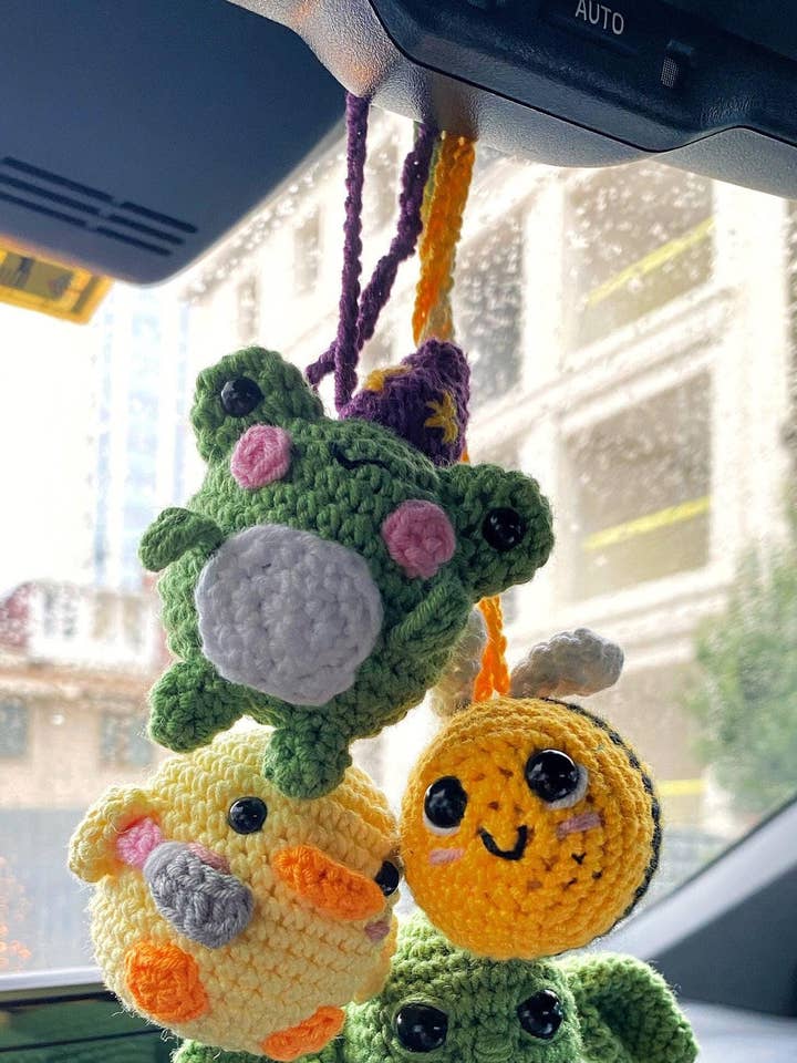 Häkel-Autospiegel-Anhänger mit Charms #3 für den Großhandel von Honey Art and Nature