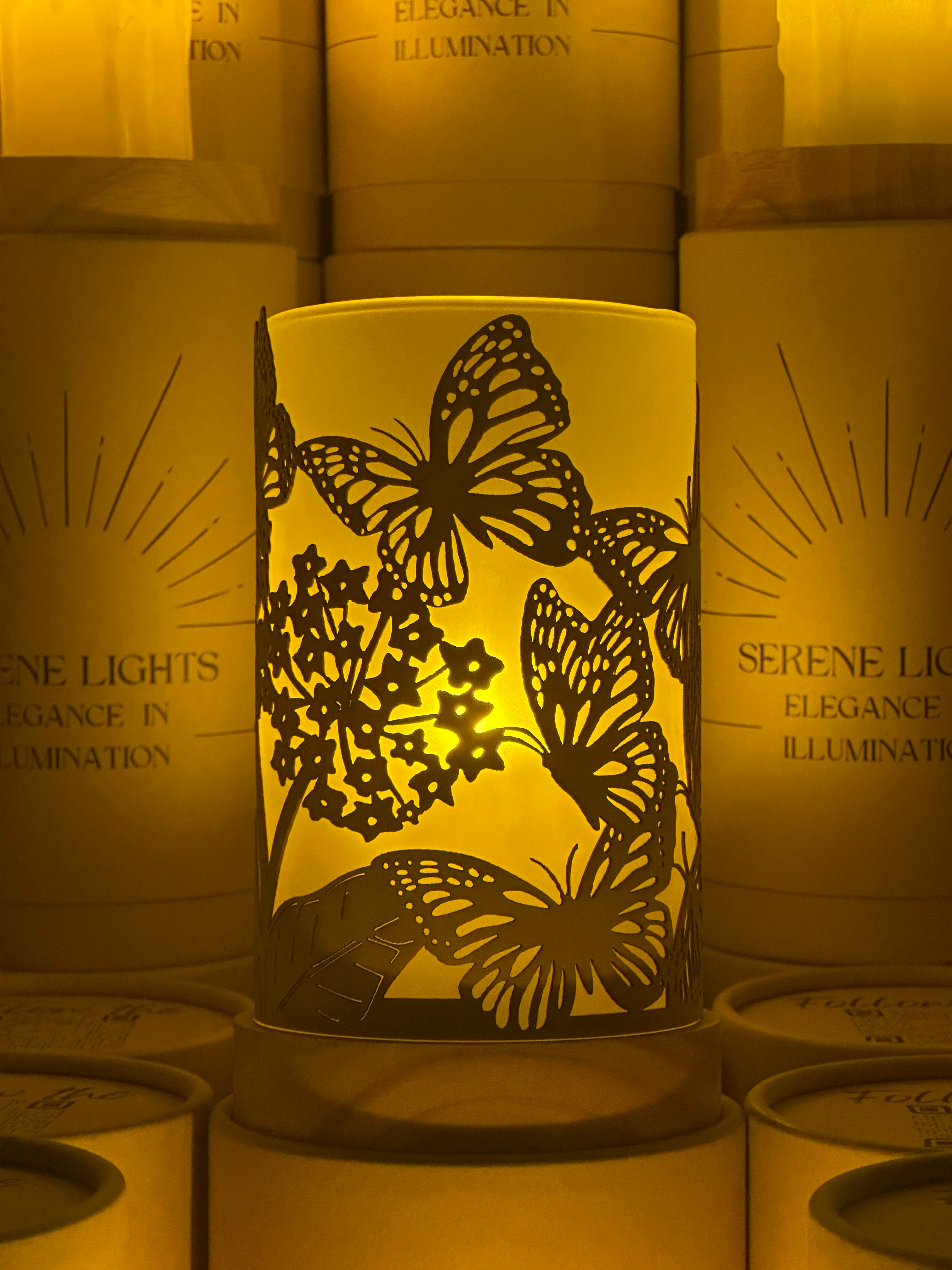 Serene Lights - Vente Décorations de table - Papillons, porte-bougie décoratif en placage bois gravé au laser avec bougie LED rechargeable3