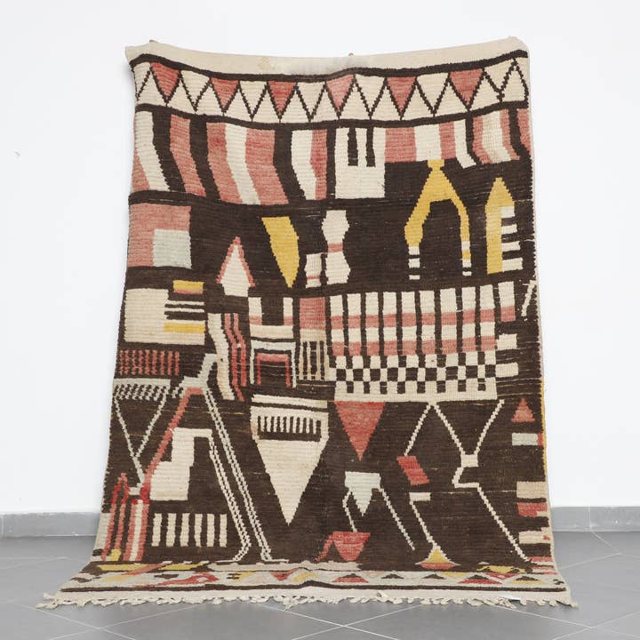 Tapis berbère marocain tissé à la main – Design abstrait tribal pour la vente par MUSMUSRUGS