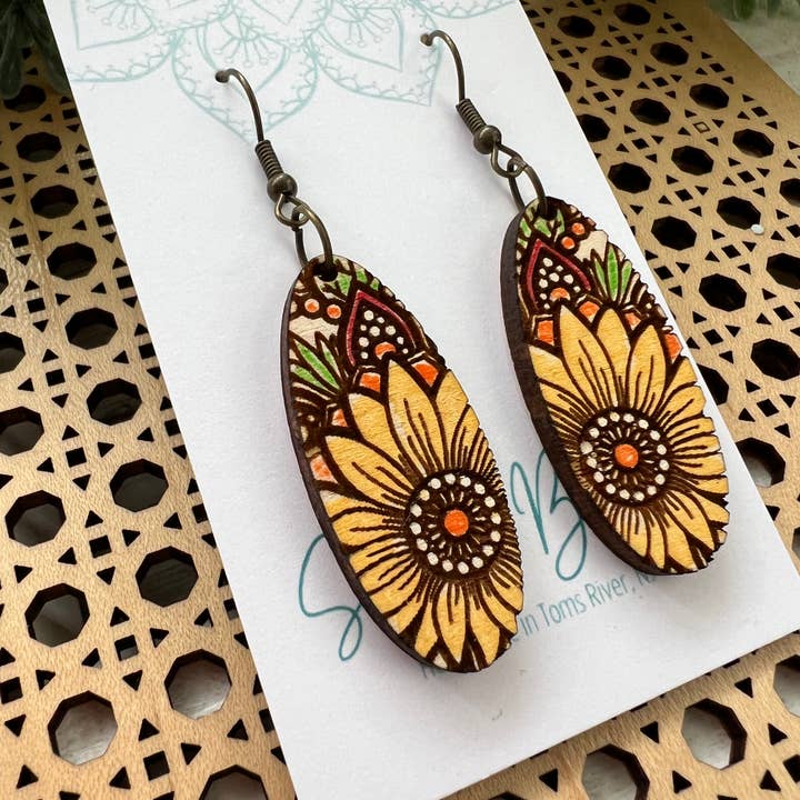Seasideblooms - Vente Boucles d'oreilles pendantes - Boucles d’oreilles légères en bois peintes à la main avec mandala de tournesol1