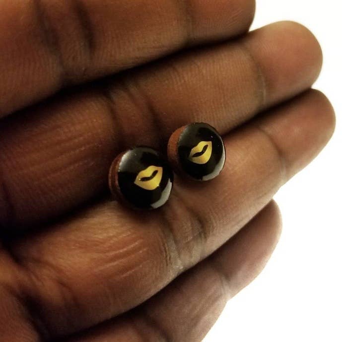 Sort og guld træ læbestik øreringe for engroshandel hos Holey Moley Accessories