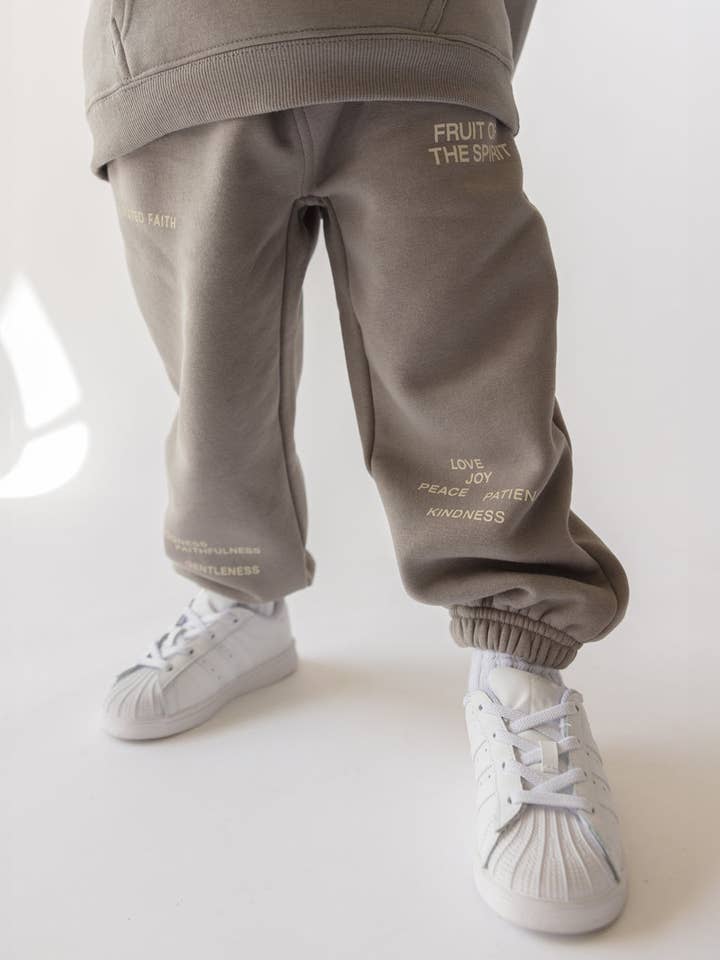 Fruit of the Spirit Sweatpants til børn for engroshandel hos Elevated Faith