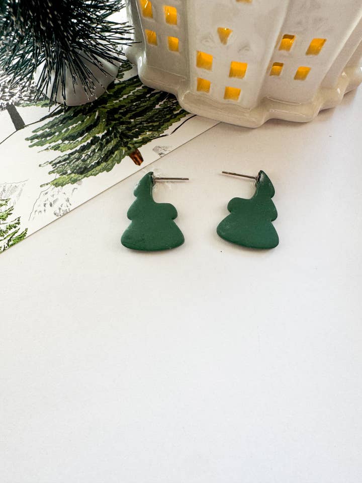 Orecchini a Perno Albero di Natale Sempreverde | Orecchini Albero Festivo | Orecchini Minimalisti in Argilla Polimerica per le Feste per la vendita all'ingrosso da parte di Mountain Made Clay - Handmade Polymer Clay Earrings