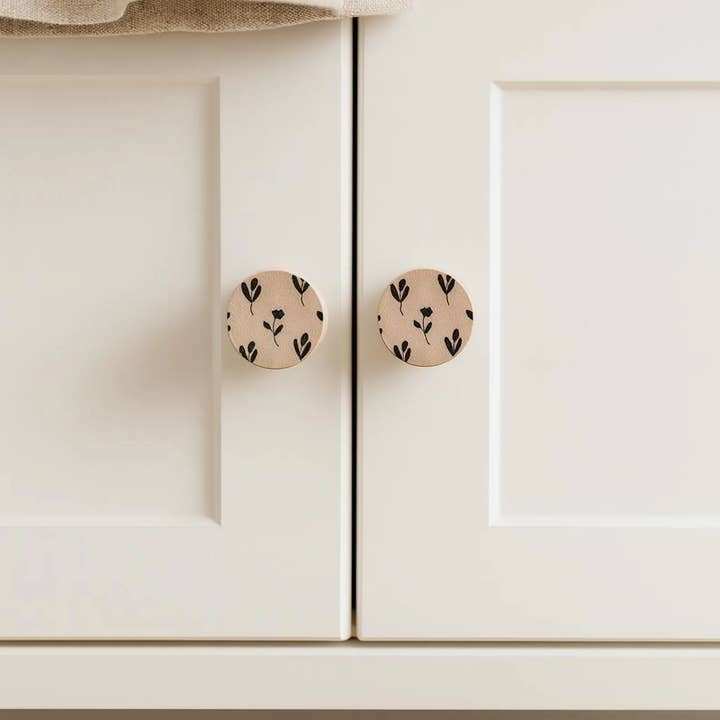 Satz von 2 Holzschrankgriffen mit Blumenmuster für den Großhandel von Atelier HM Design