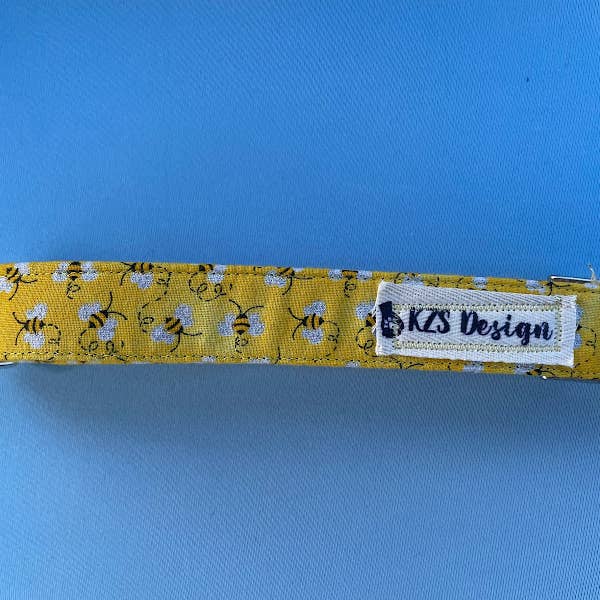 Collier en tissu Bumblebee pour la vente par KZS Design