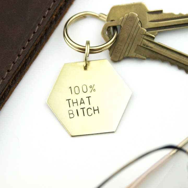 100% Cette chienne - Porte-clés estampillé pour la vente par Peachtree Lane Co.