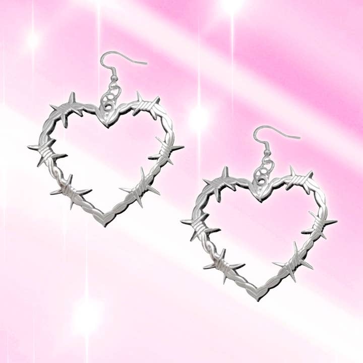 Boucles d'oreilles en forme de cœur en fil barbelé - Argent pour la vente par Creepy Gals