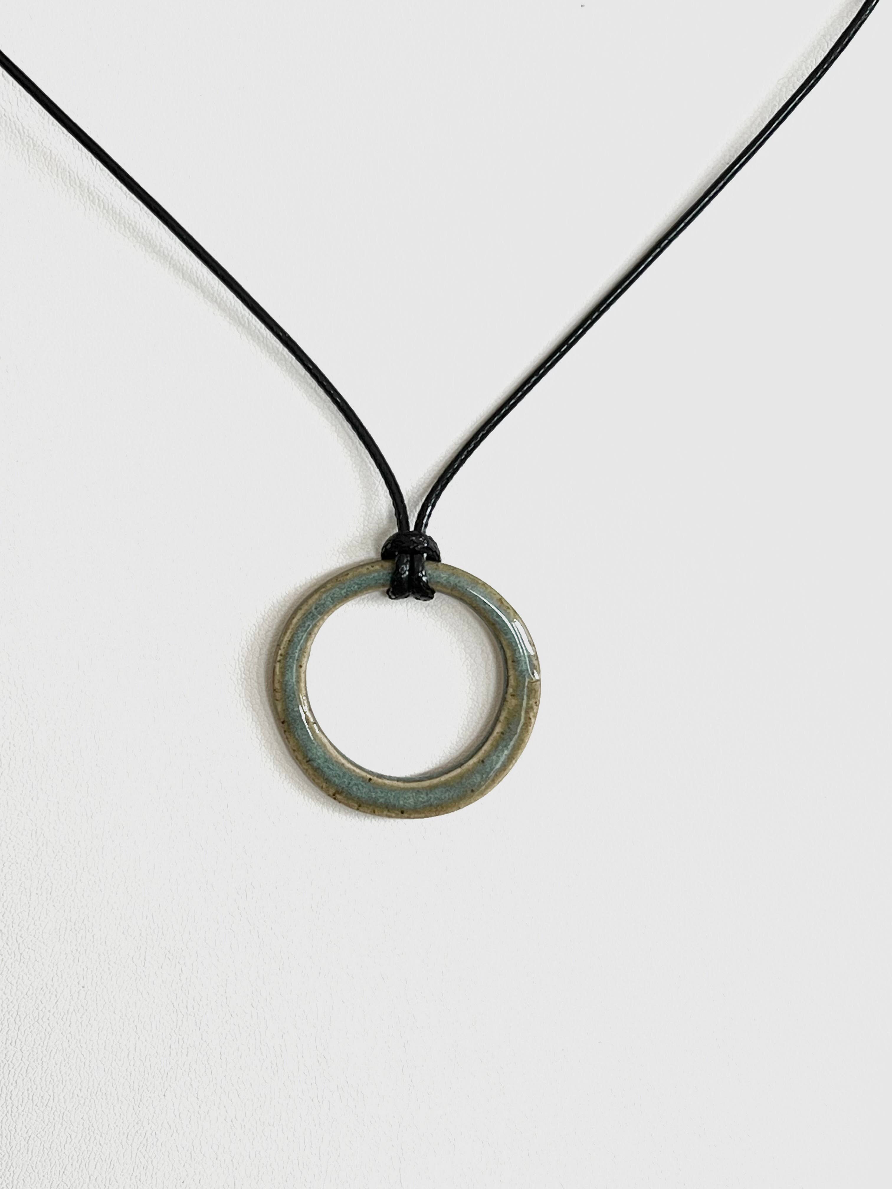 LES POTERIES DE SHAKTI – Großhandel Kette mit Anhänger/Charm – Keramik-Ringhalskette „Smaragdgrün“3