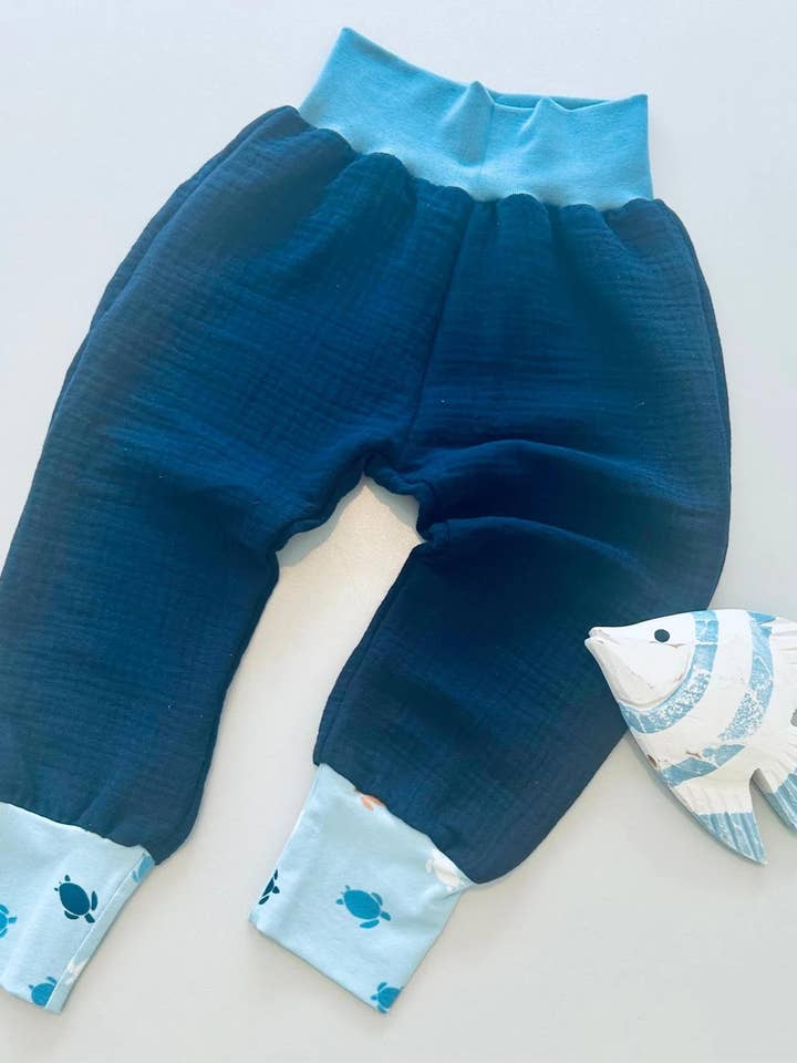 Voksende babybukser i musselin – Skildpaddeprint for engroshandel hos Küstenfieber®