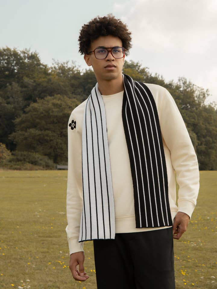 Sciarpa in lana e cashmere a righe sottili nera per la vendita all'ingrosso da parte di INGMARSON