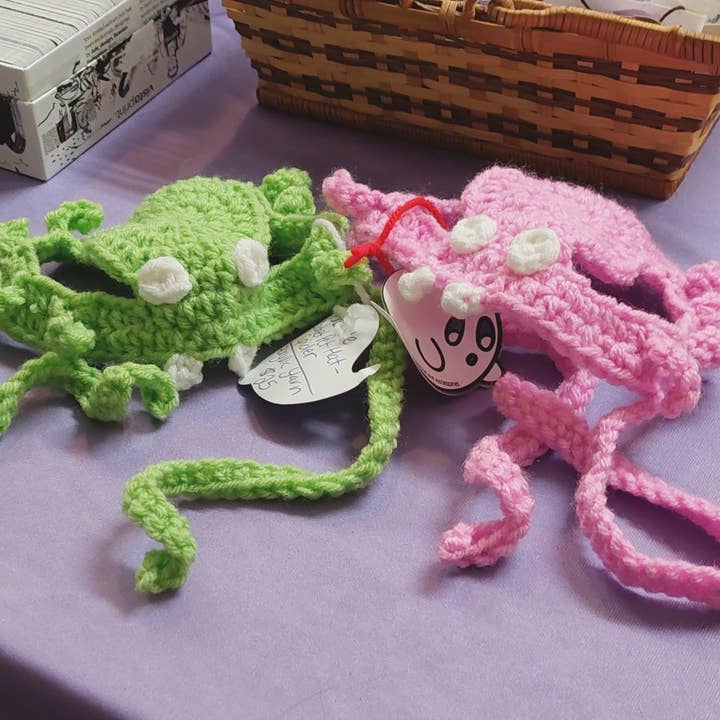 Hæklet edderkophat - Kattehat - Dyrehat - Laves på bestilling for engroshandel hos Glitter Ghost Clothing and Accessories