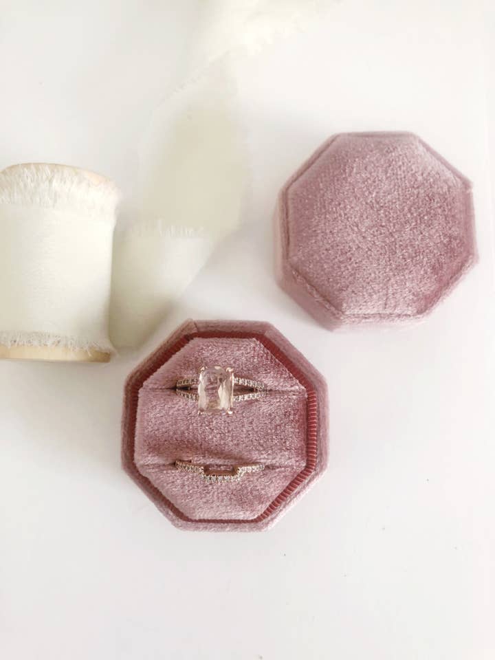 Støvet Rose Velvet Octagon Ring Box for engroshandel hos Belle Box Boutique
