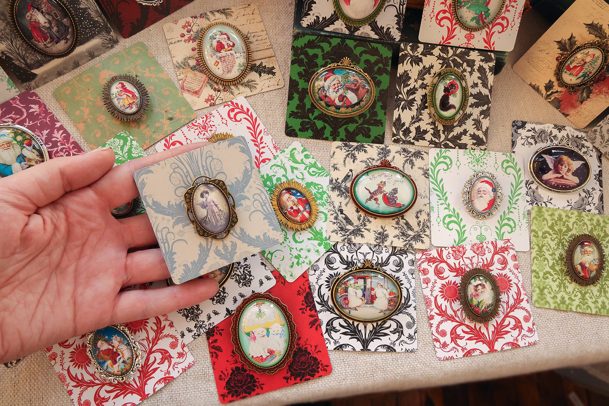 Asunder Bazaar - Wholesale Brooch - 20pc Vintage Christmas Brooches on Cards 16