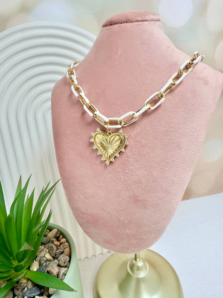 Cœur en or émaillé blanc pour la vente par NEM Designs