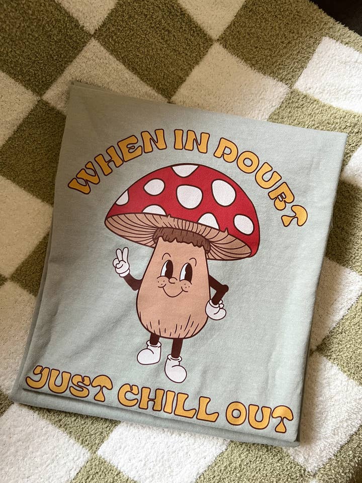 Når du er i tvivl, Bare chill Out Retro Mushroom TShirt for engroshandel hos Pacific North Tess