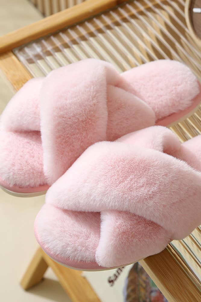 UNISHE - Wholesale Slippers - Women's - Criss Cross Fluffy Slippers MMD0190