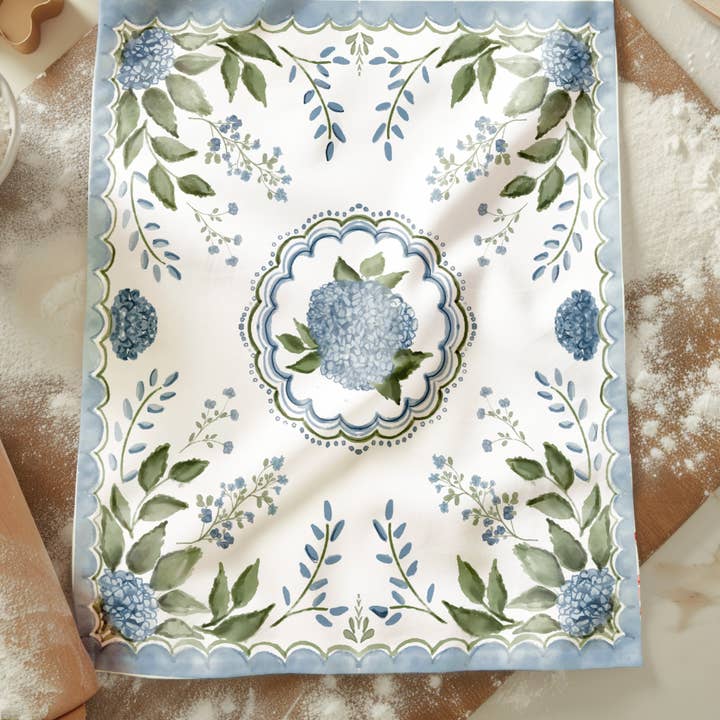Strofinaccio da tè Blue Hydrangea Grandmillennial - Arte dipinta a mano per la vendita all'ingrosso da parte di Ashley Triggiano Art & Design