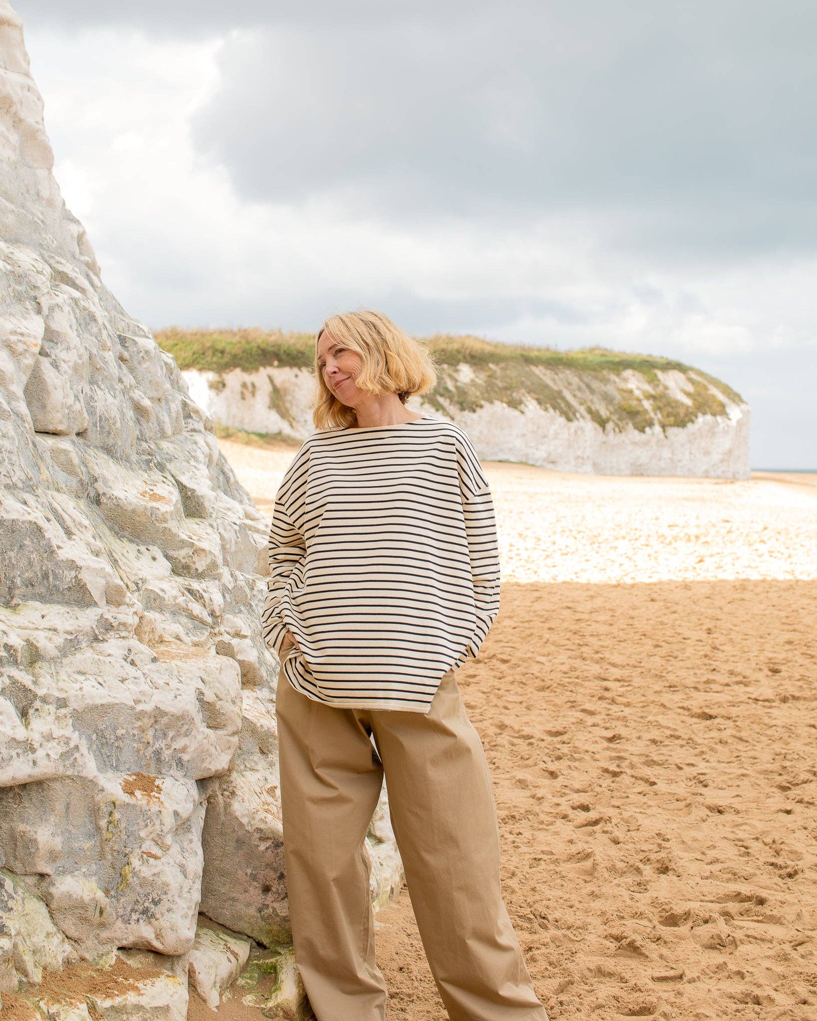 CHALK – Engroshandel T-shirt – til kvinder – Bryony Stribet Top | Sort / Creme5