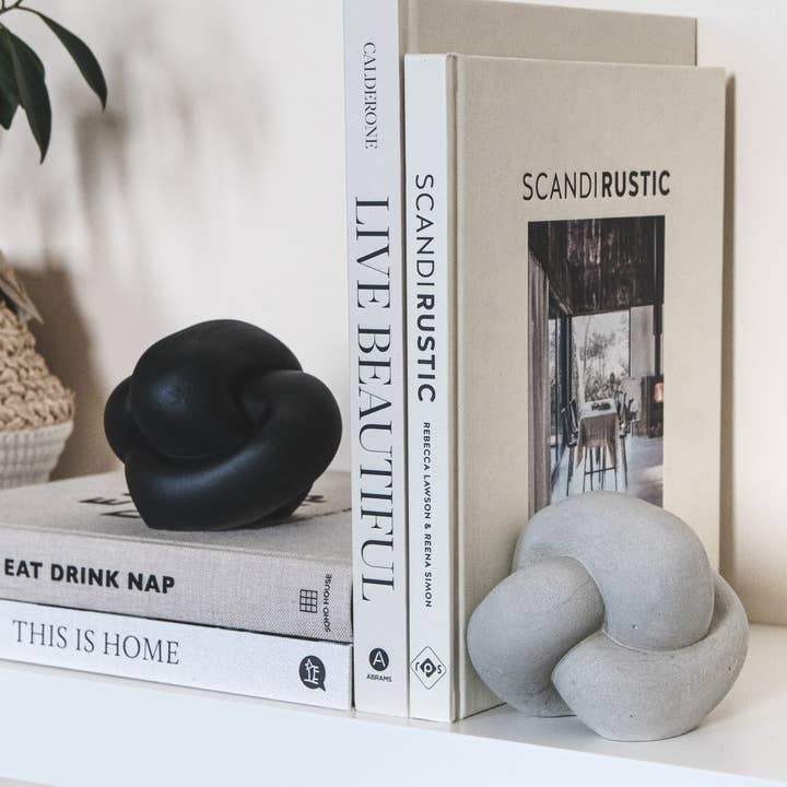 Sujetalibros de Nudo de Hormigón Decorativo | Decoración Estilo Nórdico y otras tendencias de Resultados para decoración nórdica al por mayor. Devoluciones gratuitas y condiciones de pago a 60 días en Faire en Faire.