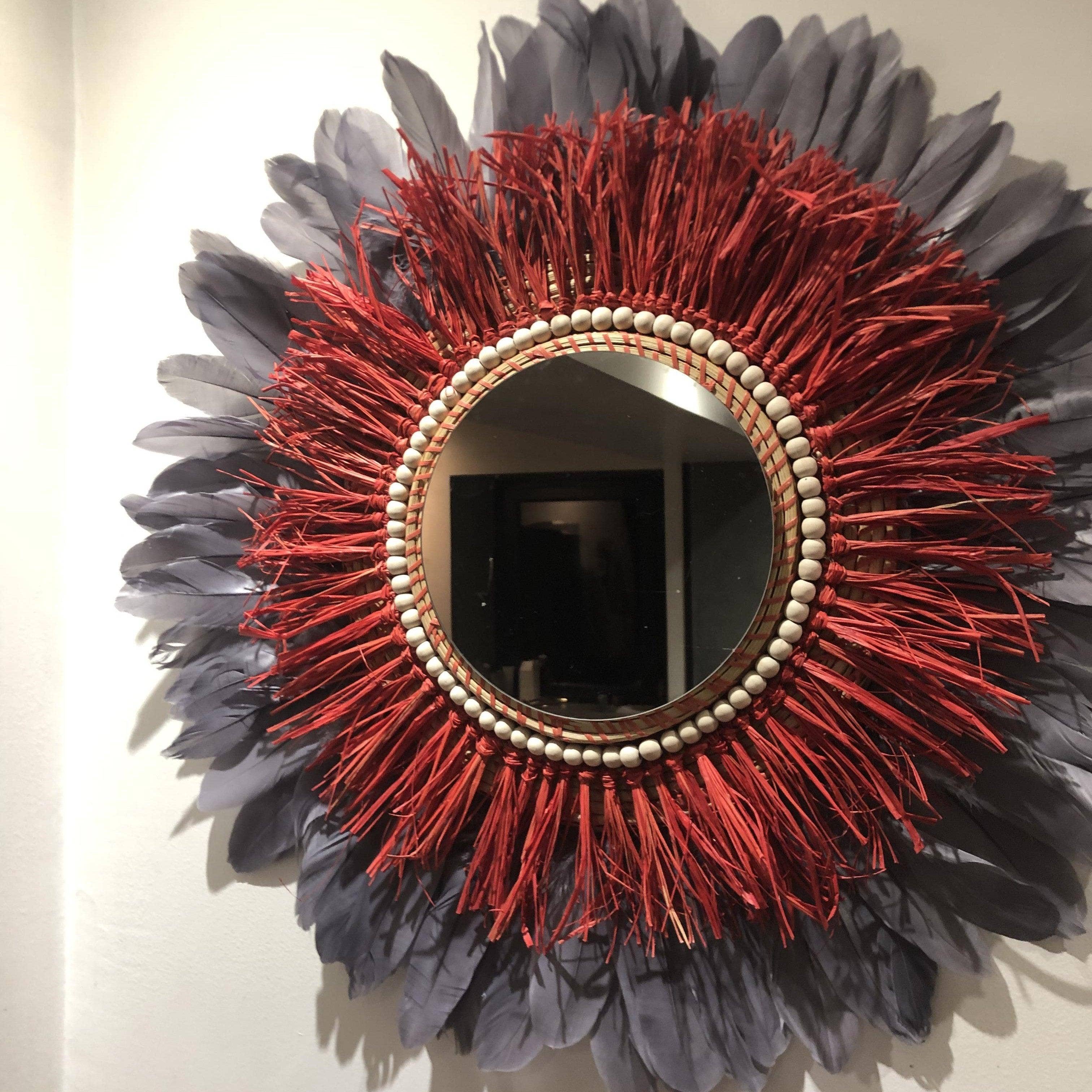 Swanell - Vendita all'ingrosso Specchi da parete - Specchio con base in rattan, rafia rossa e piume in vari colori6