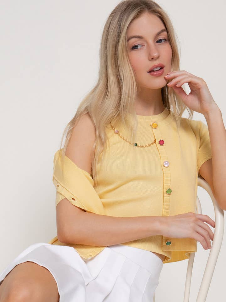 Cardigan à manches courtes et col rond avec bouton en pierre précieuse pour la vente par Active Basic | Active USA