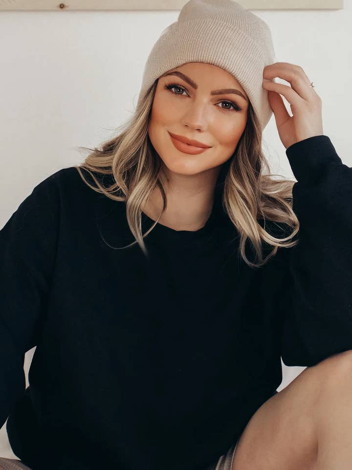 Buleana Boutique and Textiles LLC - Vente Sweat-shirt à imprimés – unisexe - Sweat-shirt à col rond unisexe brodé « God is Good » ton sur ton6