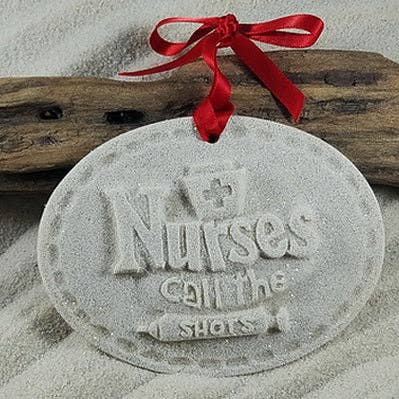 Sandschmuck „Nurses Call the Shots“ für den Großhandel von The Sand Store by Creative Artworks, Inc.
