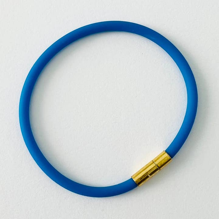 Pulseira Tami Impermeável de Cordão de Borracha Soft-Touch com Agulha de Ouro/Fecho de Pino - Azul Cobalto por atacado de Unklaspe