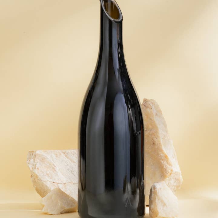 Carafe minimaliste en verre recyclé avec finition satinée pour la vente par Amarzo