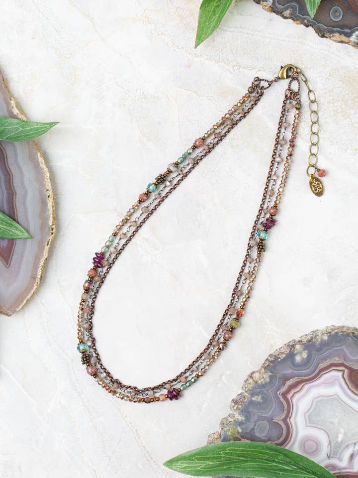 Collier multi-rangs Mauve 21-23" en verre tchèque, cristal, quartz lépidolite pour la vente par Anne Vaughan Designs Jewelry