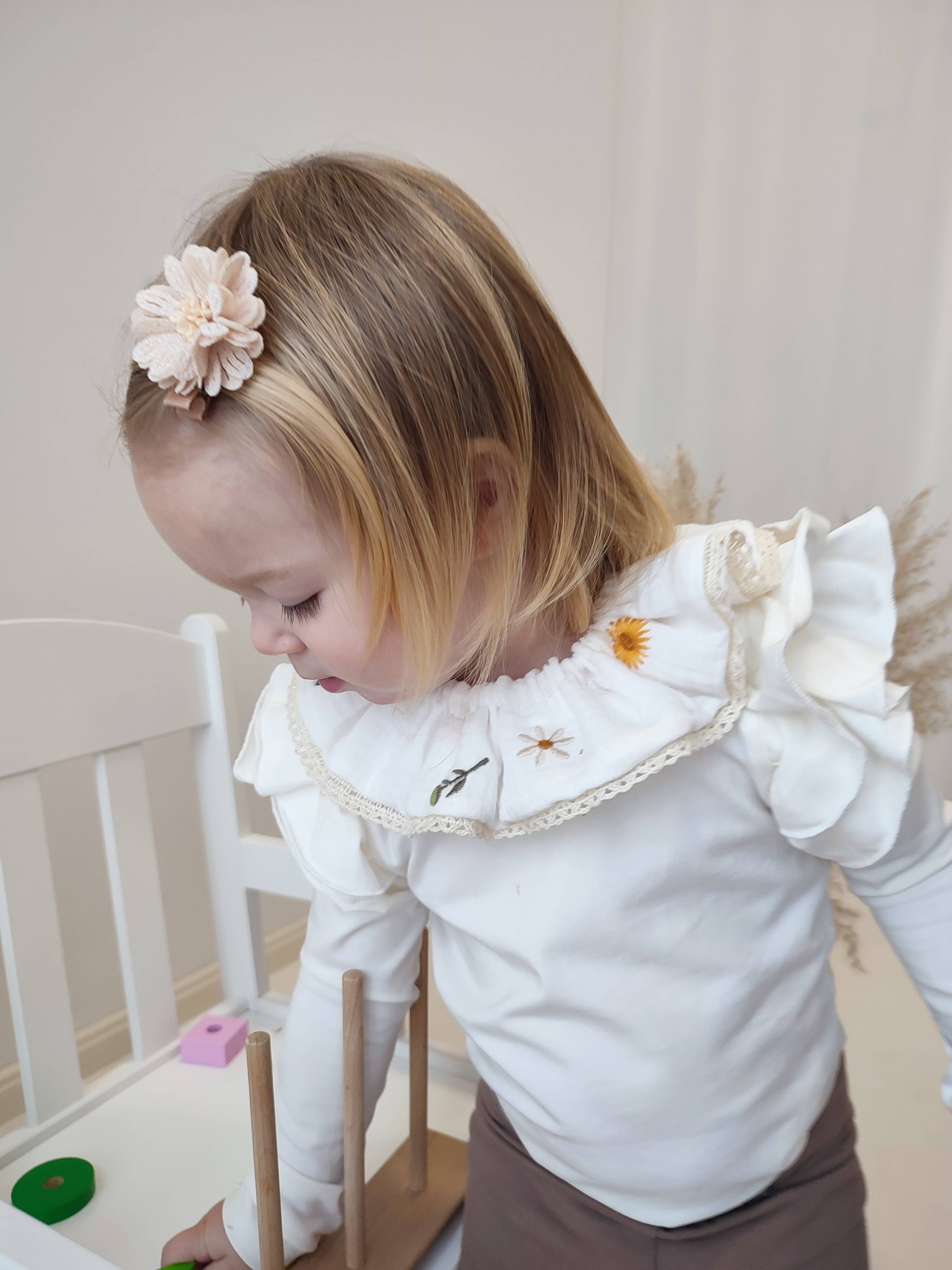 Petiteaude - Wholesale Bib - Baby - White removable ruffle collar, bib with flower emboridery