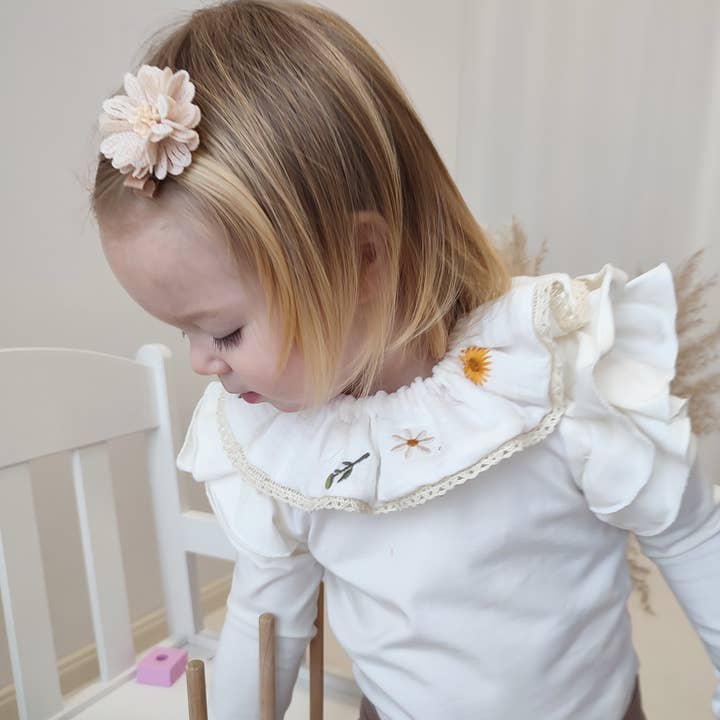 Petiteaude – wholesale Bib – Baby – White removable ruffle collar, bib with flower emboridery