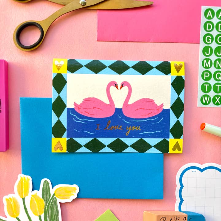 Carte de vœux de la Saint-Valentin "Je t'aime" avec des cygnes romantiques | Cygnes amoureux | Carte de Saint-Valentin mignonne pour la vente par Kerrie Illustrates