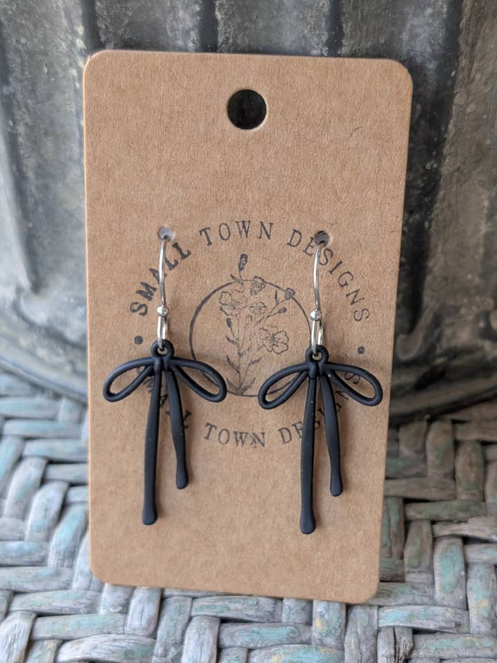 Noeuds noirs pour la vente par Small Town Designs