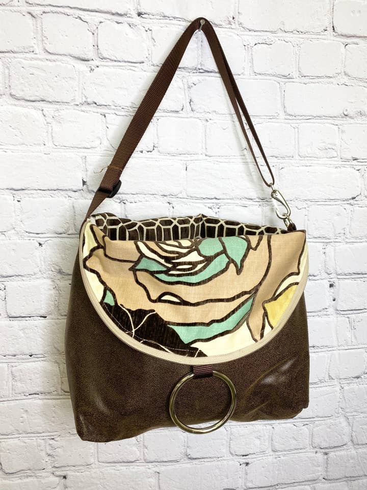 Messager/sac à dos Hot Cocoa avec guimauves pour la vente par Kindred Spirit Style