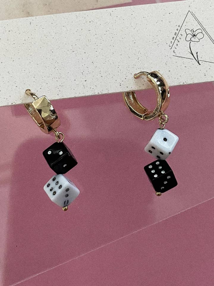 B&W Dice Huggies for engroshandel hos Common Violet