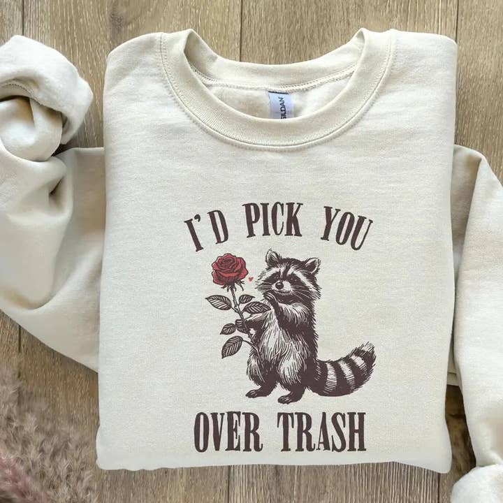 Je te choisirais plutôt qu'un sweat-shirt raton laveur poubelle. pour la vente par StricklandDesignCo